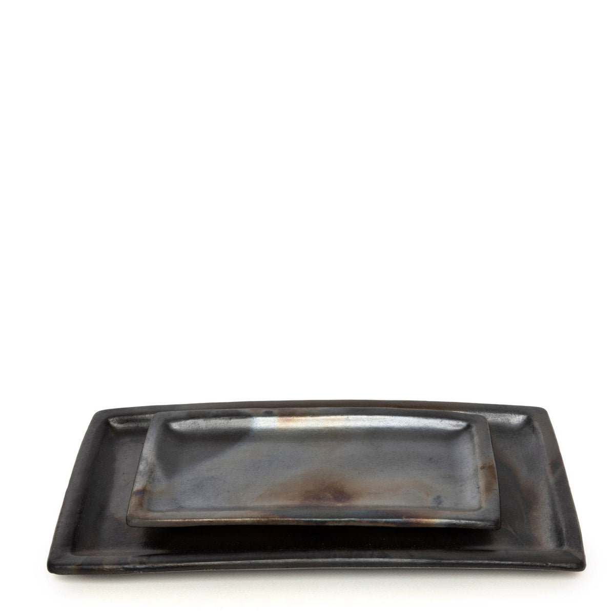 Plat à sushis 25 x 12 cm posé dans le plat 36 x 17 cm en terre cuite noircie