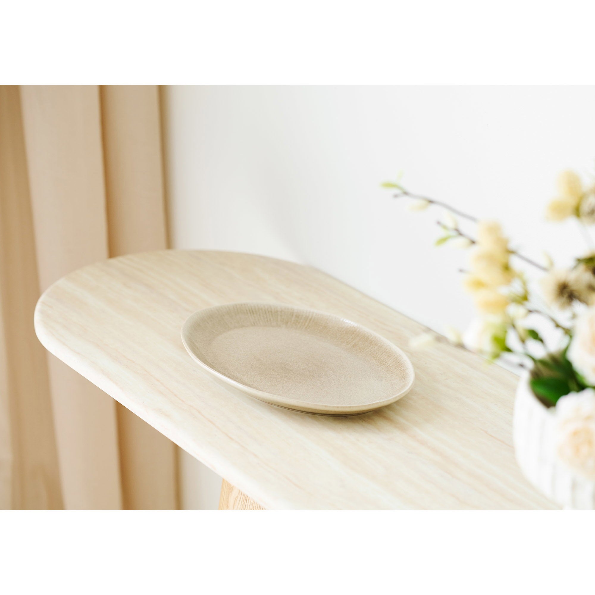 Plat de service Viola ovale céramique côtelée beige en situation