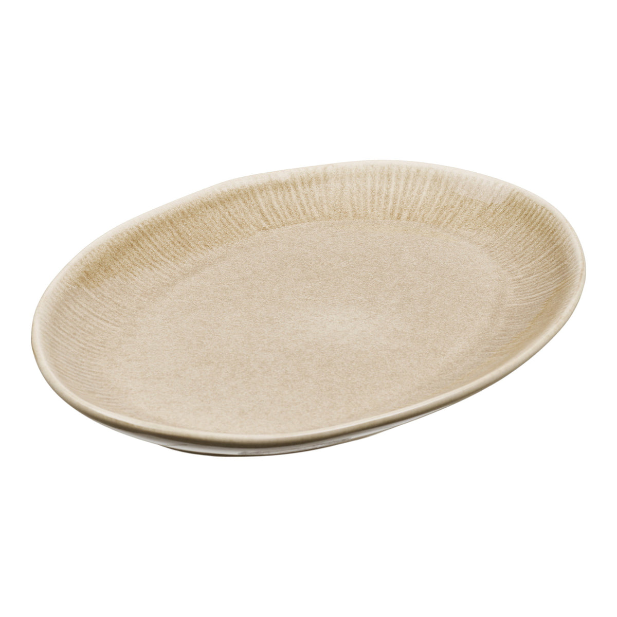 Plat de service Viola ovale en grès beige vu de trois quarts avec ses cannelures rayonnantes