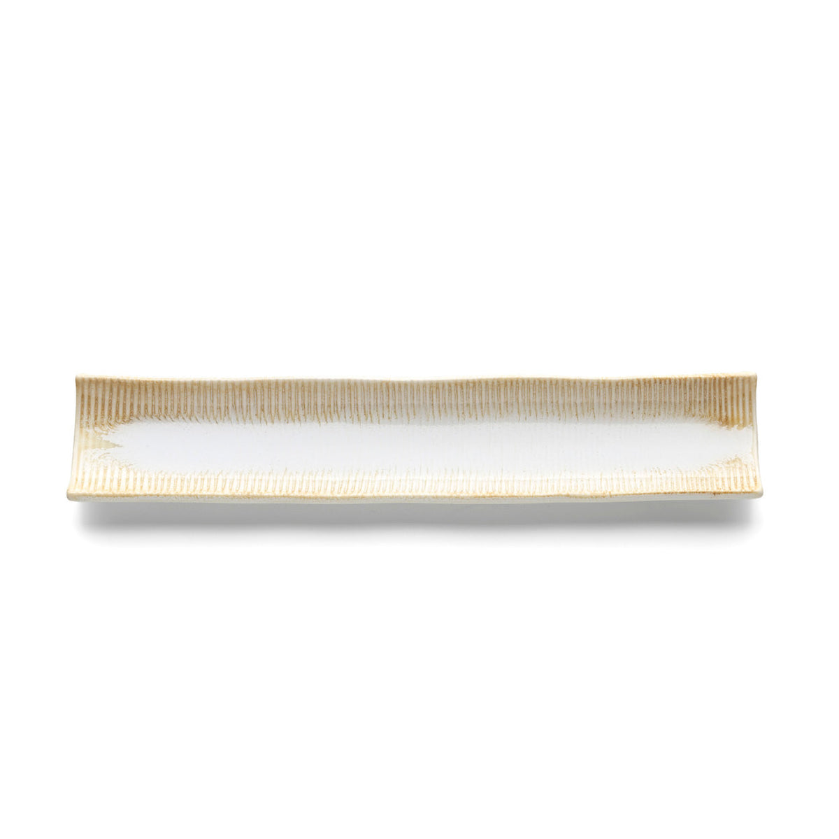 Plat long Da Rocha vu de dessus avec ses cannelures teintées de miel et son centre blanc
