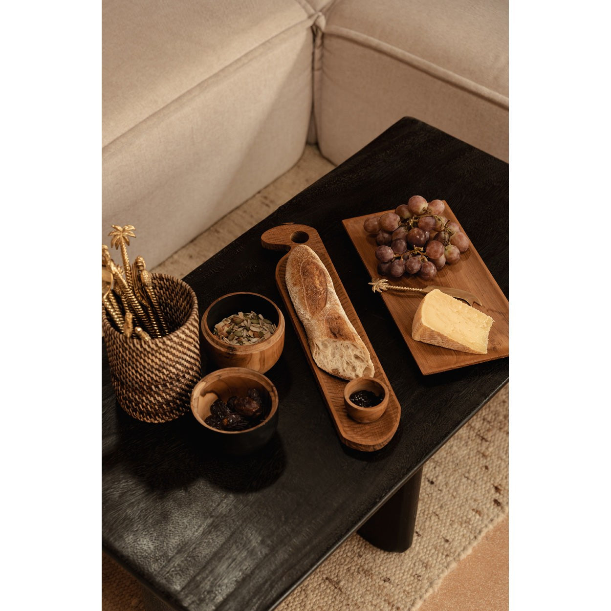 Plat à pain long en teck brut 45 cm en situation