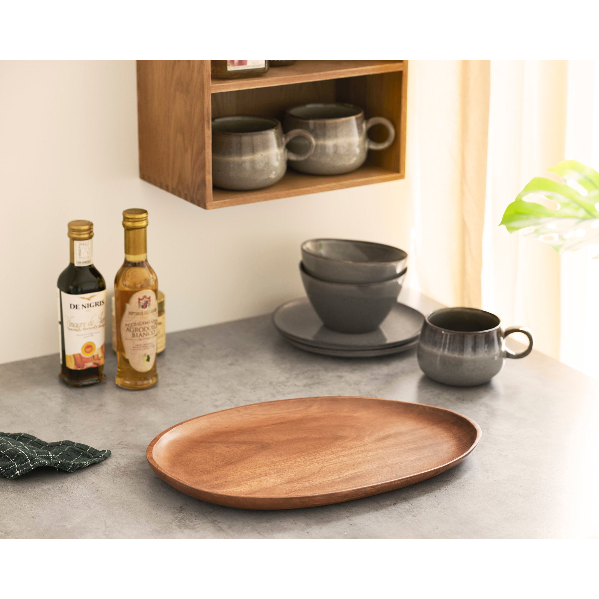 Plateau acacia naturel posé sur plan de travail cuisine décoration intérieure