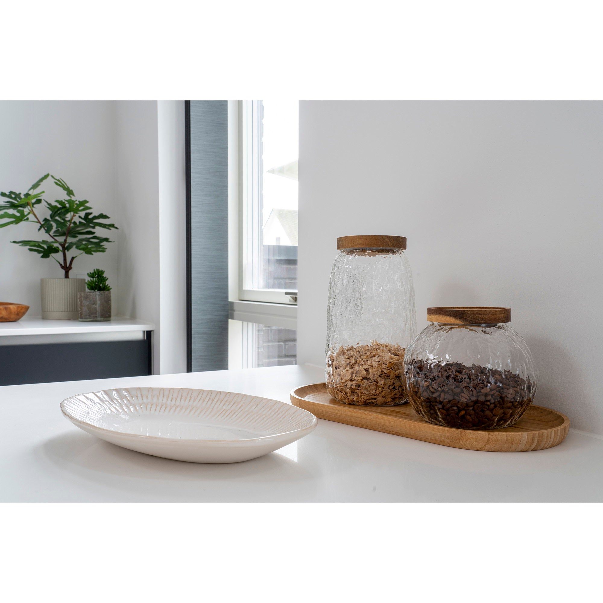 Plateau céramique blanc ovale posé sur plan de travail cuisine décoration intérieure