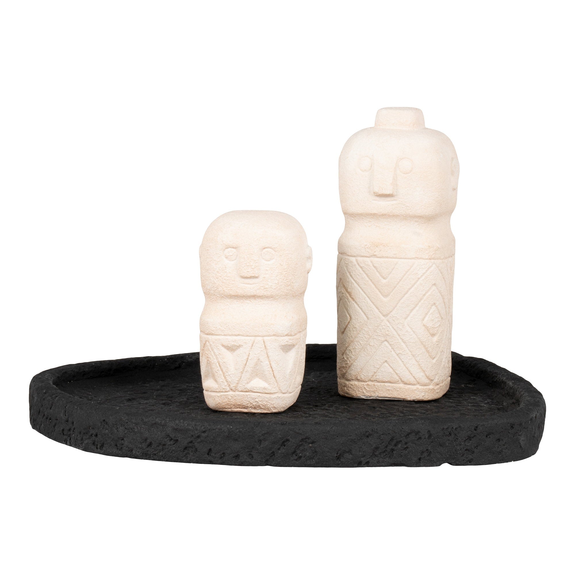Plateau ciment noir mat texture volcanique avec statuettes décoratives fond blanc