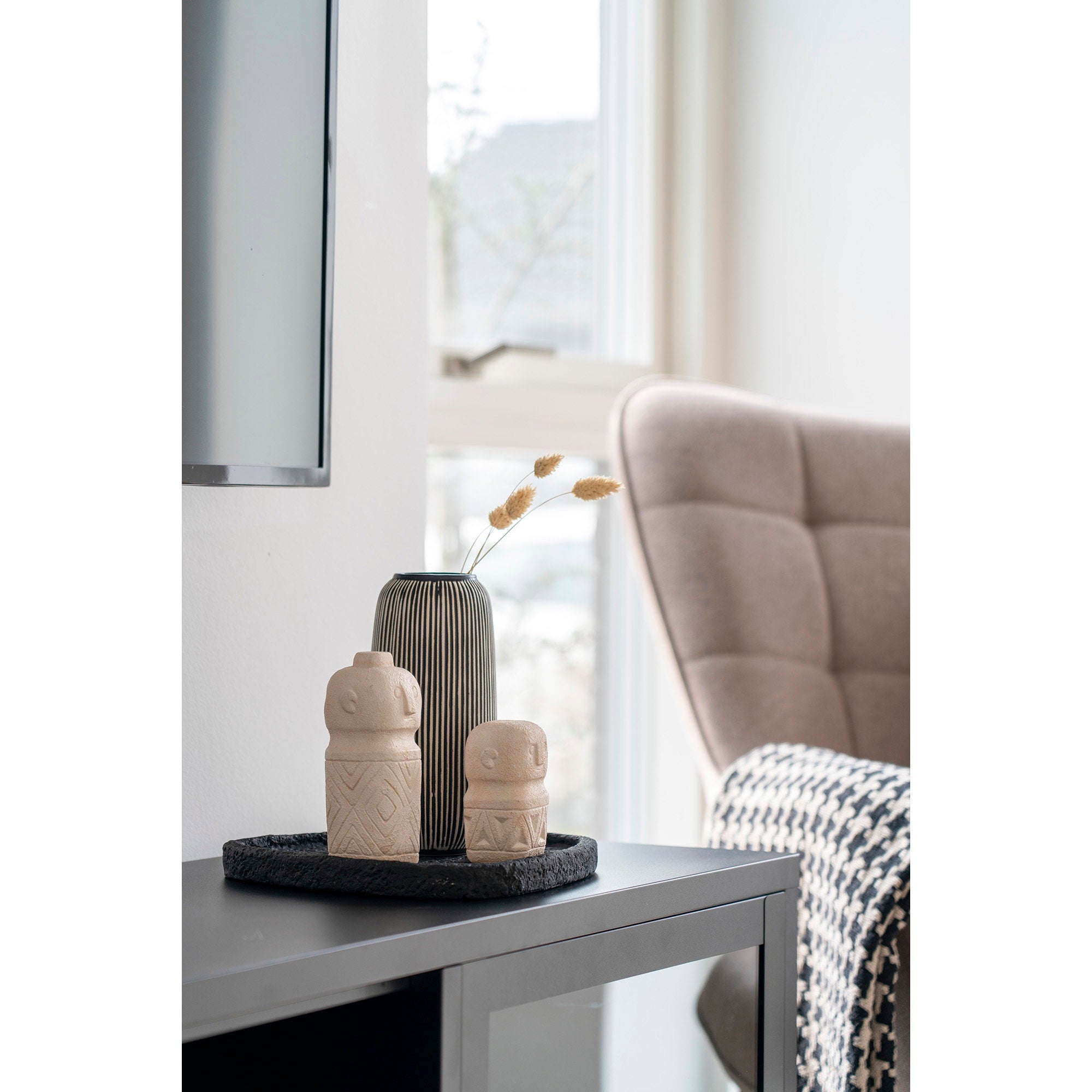 Plateau ciment noir texture pierre brute console bureau composition décorative intérieur