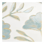 Détail des fleurs en éventail émaillées bleu céladon cernées de sable sur fond blanc