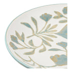 Détail des tiges feuillues et des fleurs en relief bleu céladon du plateau en céramique