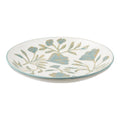 Plateau décoratif rond en céramique blanche à fleurs en relief bleu céladon vu de trois quarts