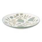 Plateau décoratif rond en céramique blanche à fleurs en relief bleu céladon vu de trois quarts