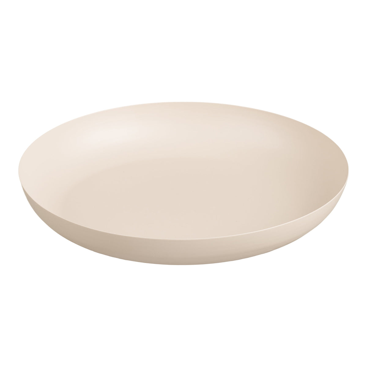 Plateau décoratif rond en métal beige mat vu de trois quarts avec sa paroi incurvée et son bord fin