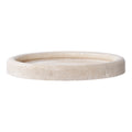Plateau rond en travertin naturel beige vu de profil avec son bord relevé en bourrelet