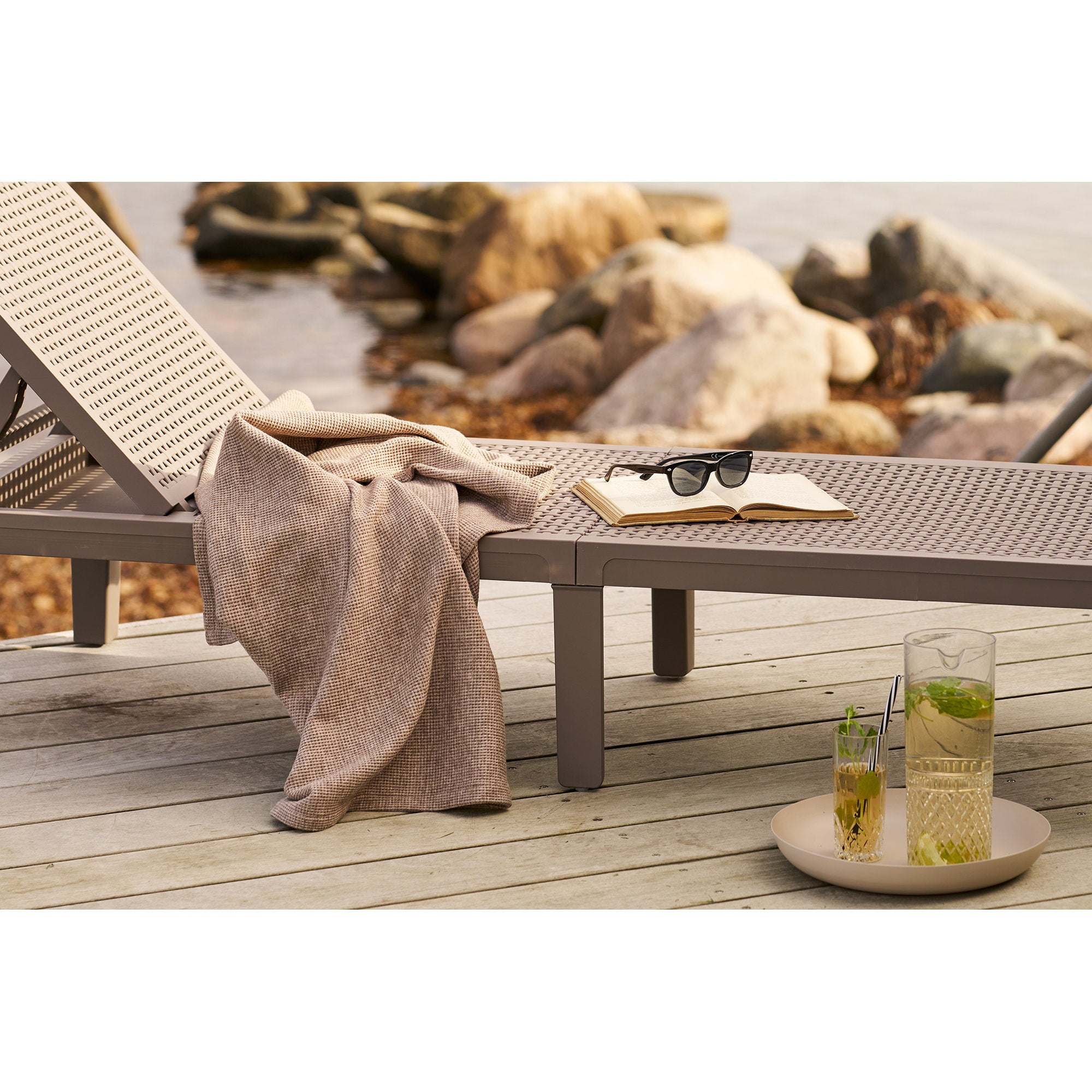 Plateau métal beige Ø30 cm terrasse bord mer carafe verres boissons mojito ambiance