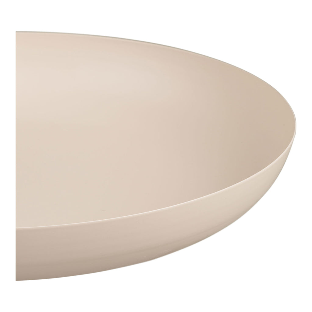Détail bord plateau métal laqué beige sable mat finition lisse épurée Ø30 cm