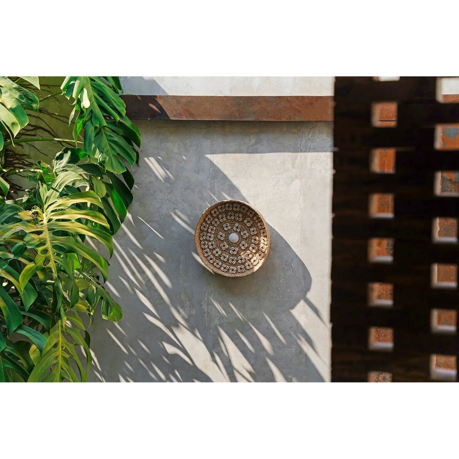 Plateau mural Caribe en herbe tressée et coquillages 42 cm, vue 4