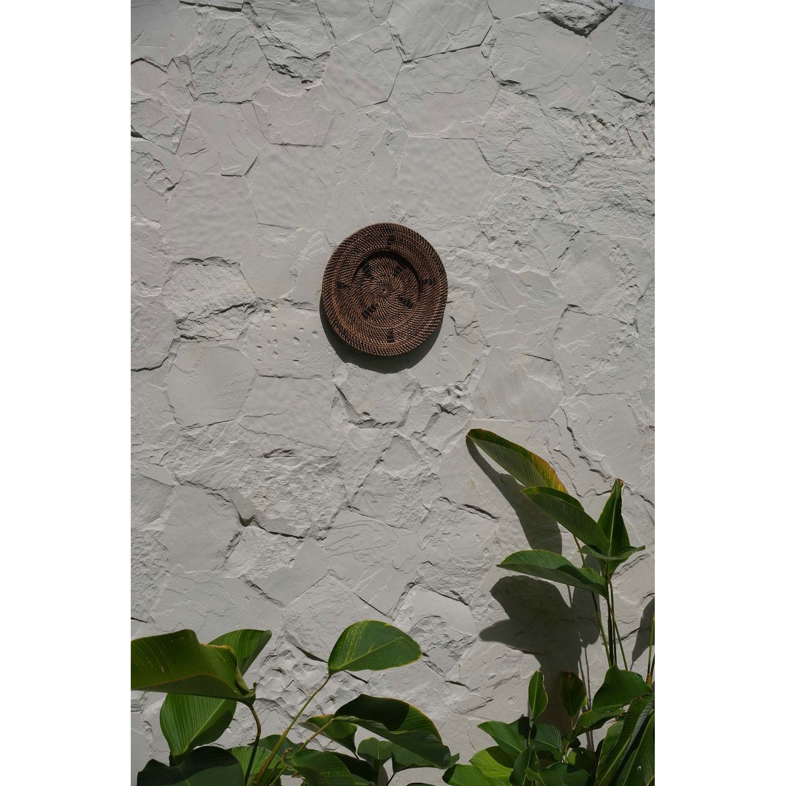 Plateau mural Jasmine en rotin brun 30 cm en situation