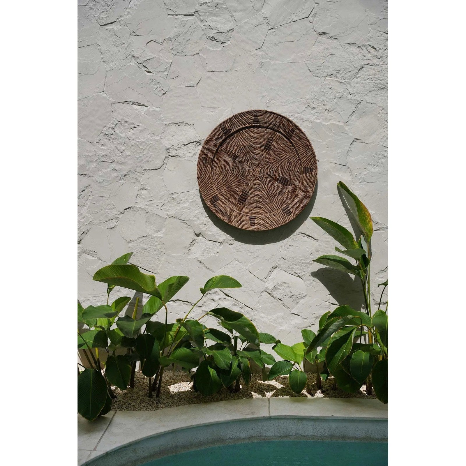 Plateau mural Jasmine en rotin brun 60 cm en situation
