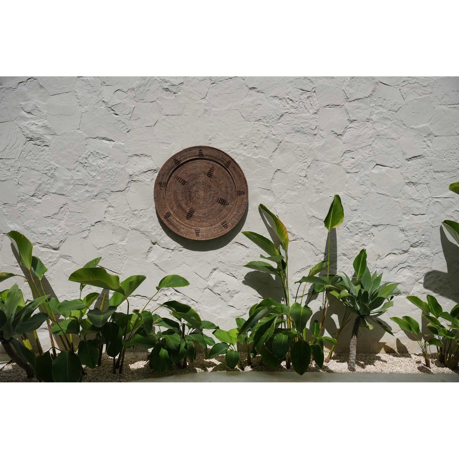 Plateau mural Jasmine en rotin brun 80 cm en situation