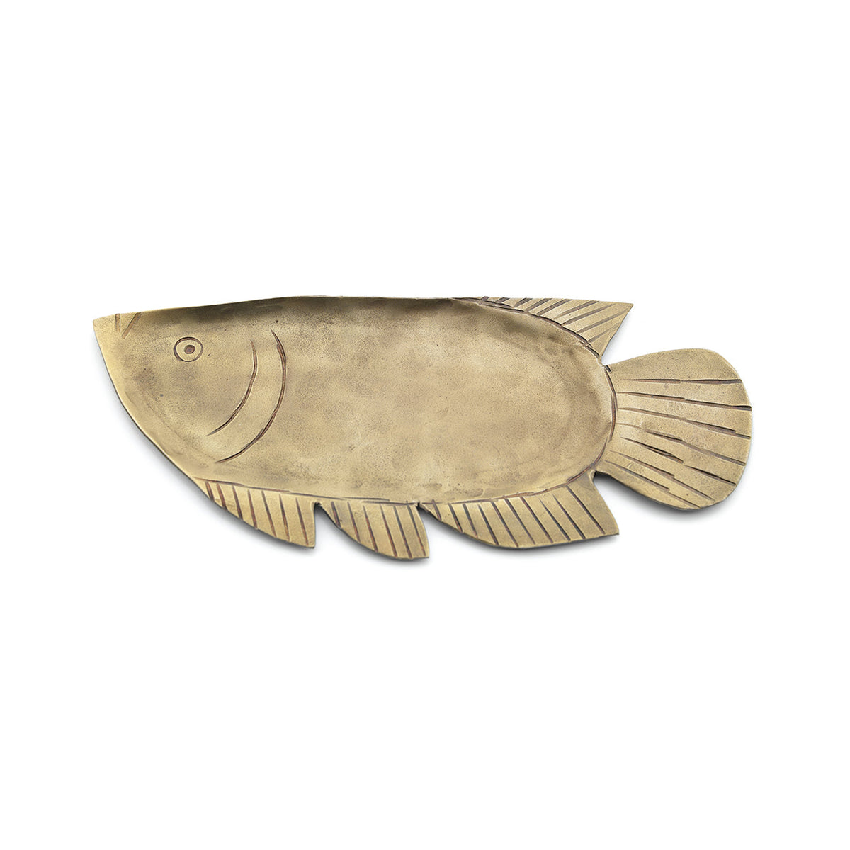Plateau poisson en laiton L 27 cm vu de dessus avec son fond plus lisse voilé de patine et ses nageoires striées
