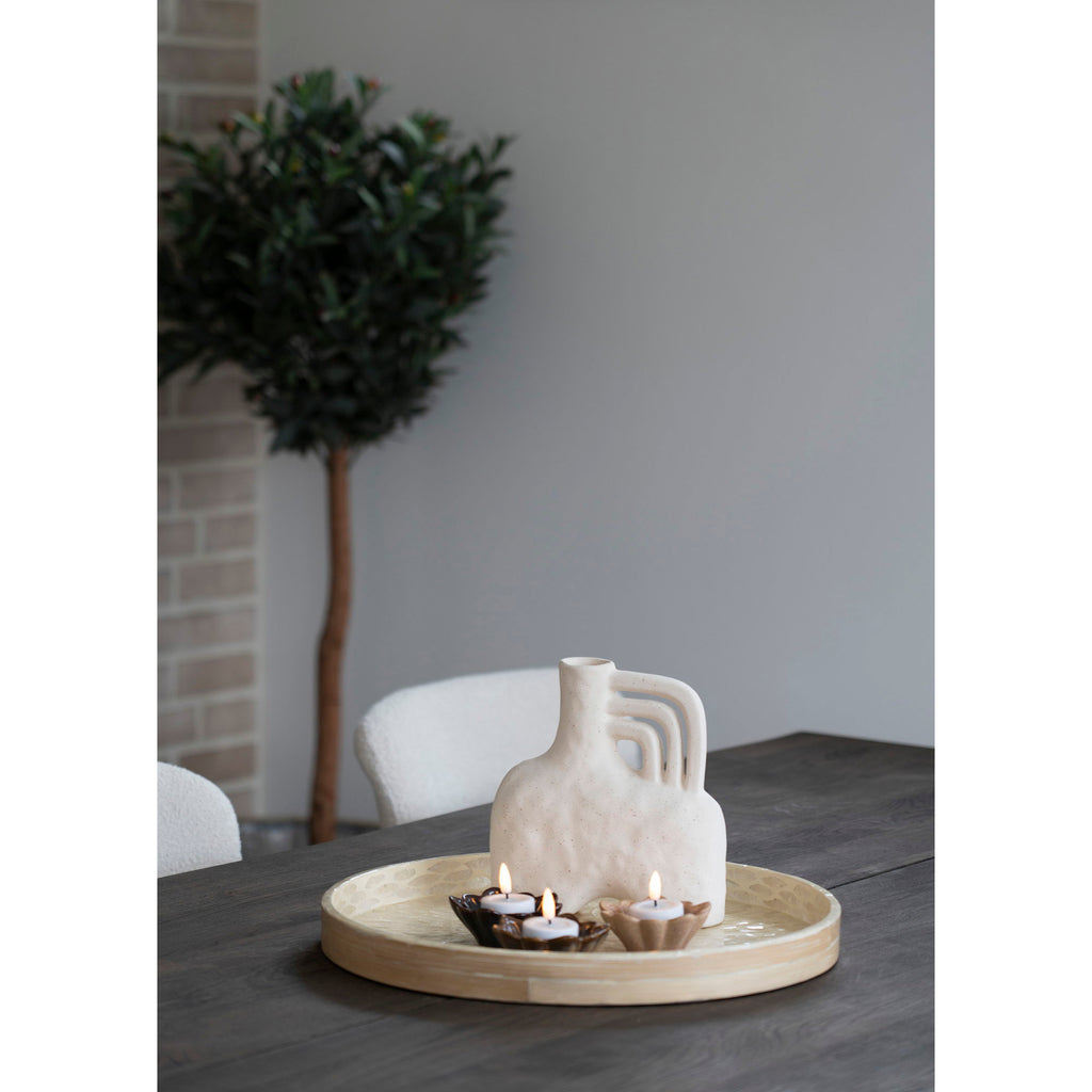 Plateau décoratif capiz bambou beige en ambiance sur table salle à manger avec vase et bougies