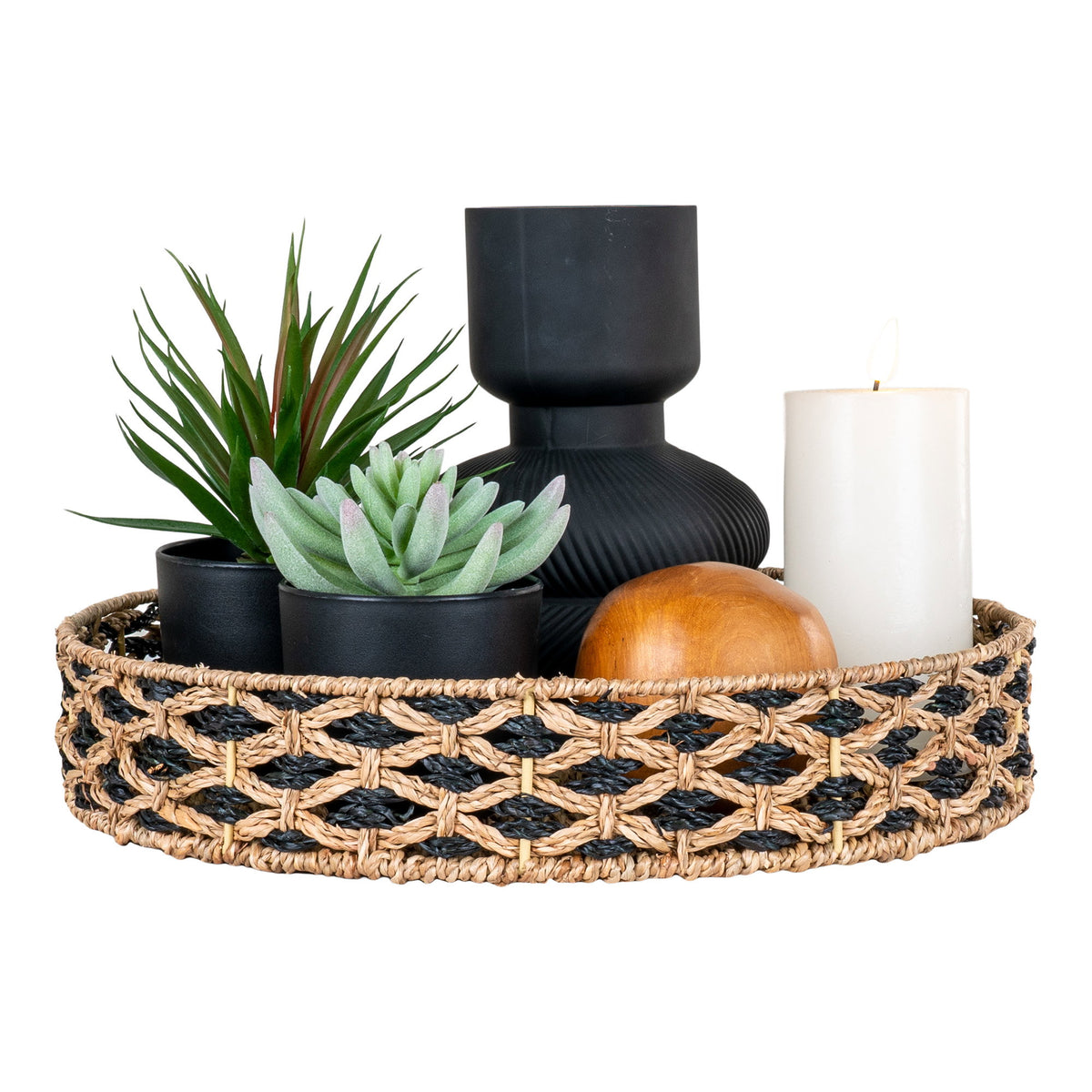 Plateau Nerja garni de plantes en pots noirs d'un vase noir d'une boule en bois et d'une bougie blanche