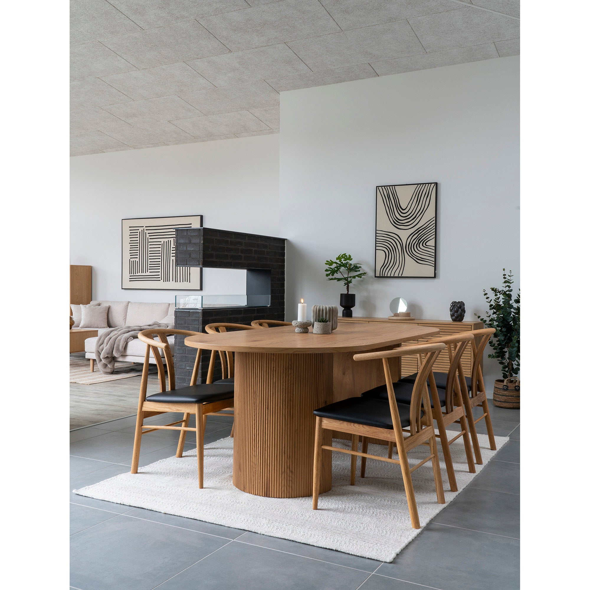 Plateau travertin beige rond composition décorative table salle à manger intérieur luxe