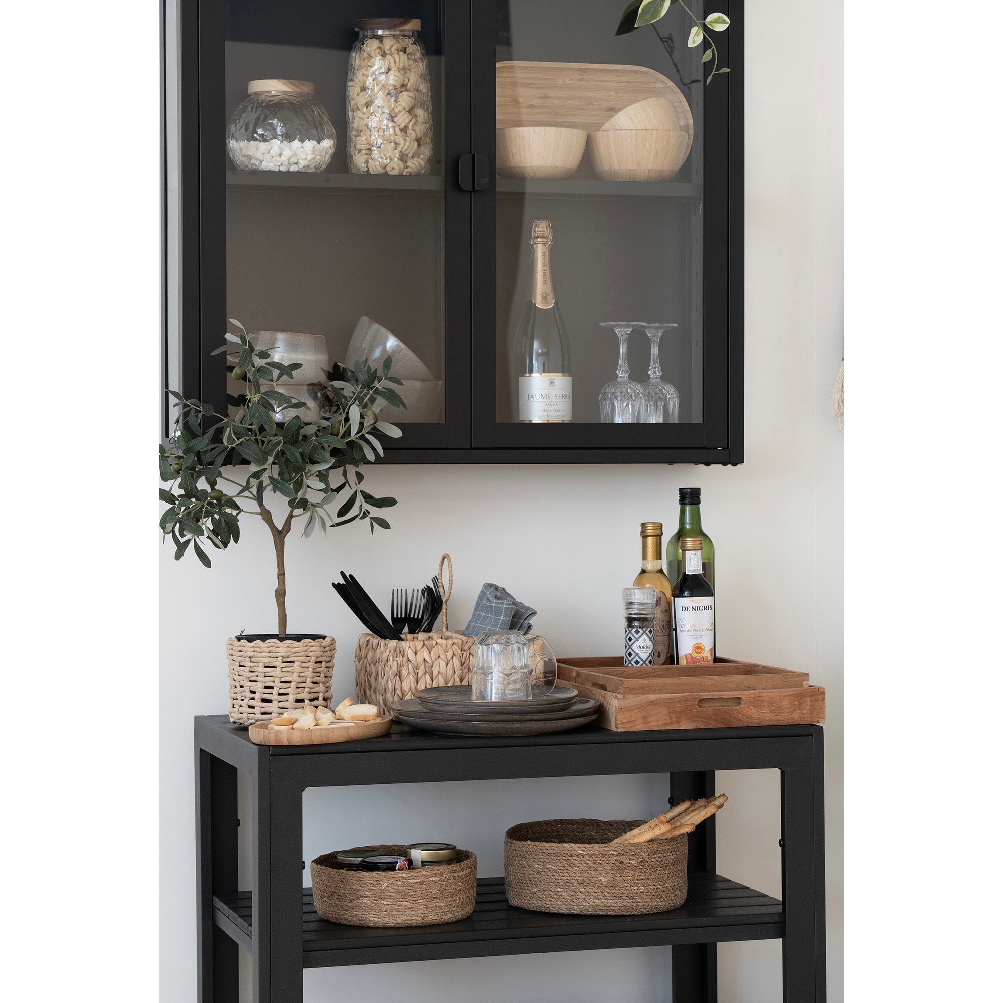Plateau Faro teck naturel sur desserte bar intérieur style naturel contemporain