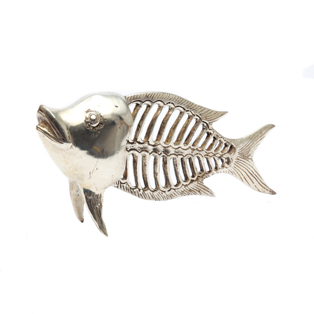 Poisson décoratif Fish Bone en laiton argenté 20 cm en situation