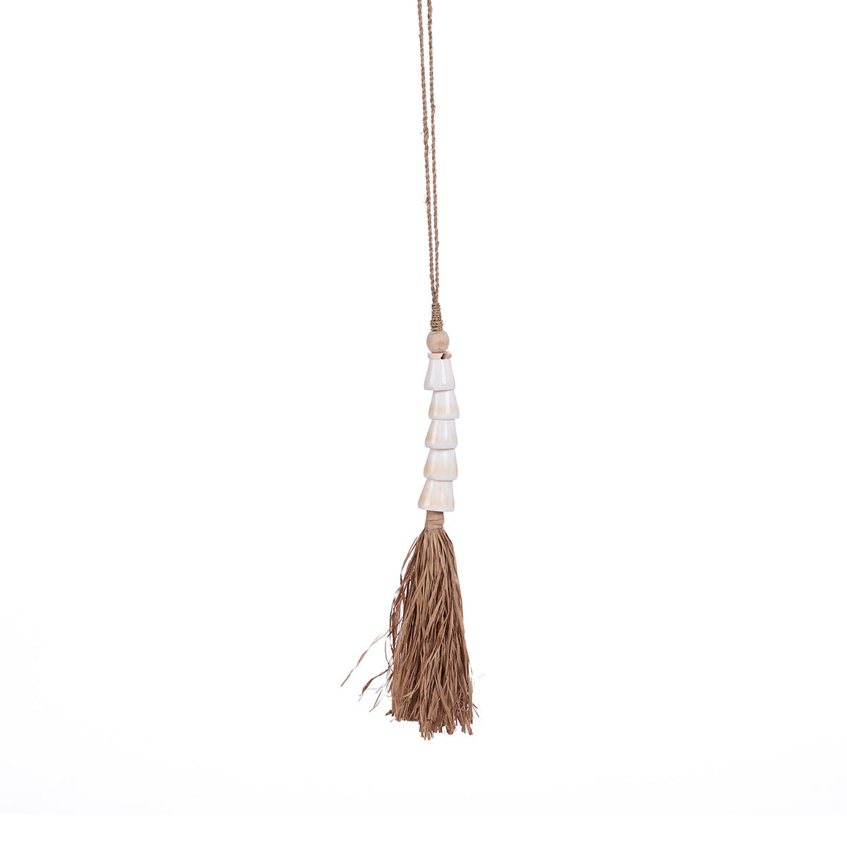 Pompon décoratif Cone suspendu à son cordon avec cinq coquillages blancs empilés et une jupe de fibres végétales sur fond blanc