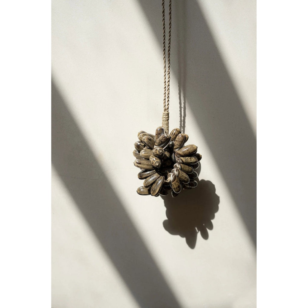 Pompon décoratif Brown Cowrie en cauris bruns 50 cm en situation