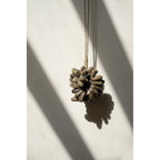 Pompon décoratif Brown Cowrie en cauris bruns 50 cm en situation