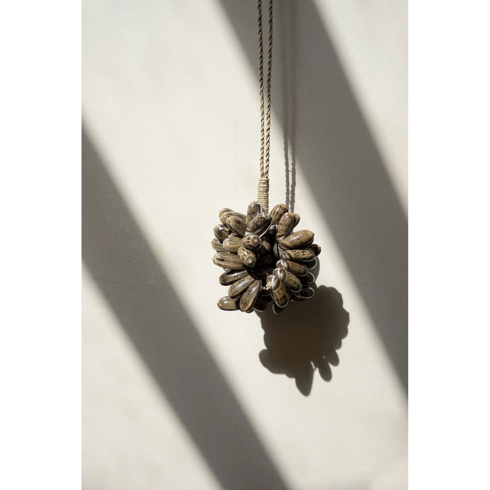 Pompon décoratif Brown Cowrie en cauris bruns 50 cm en situation