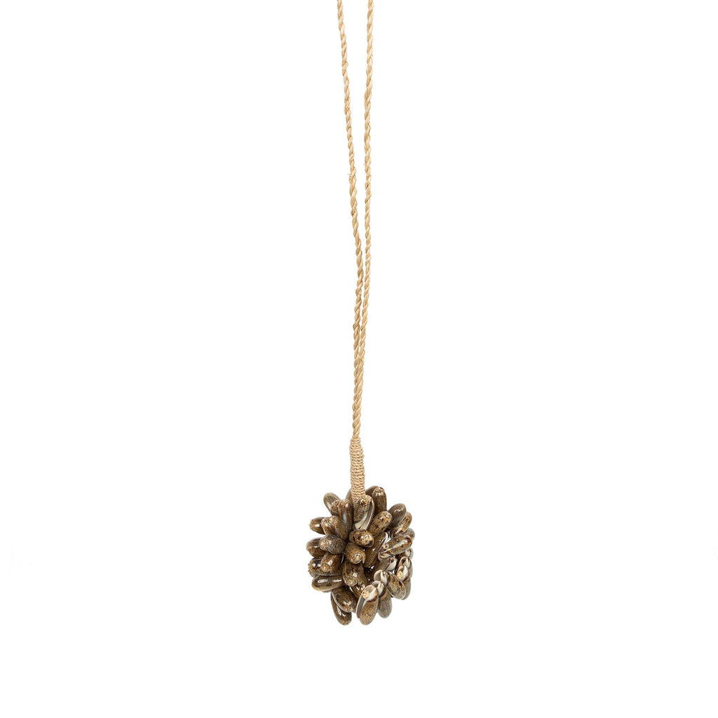 Pompon décoratif Brown Cowrie en cauris bruns 50 cm