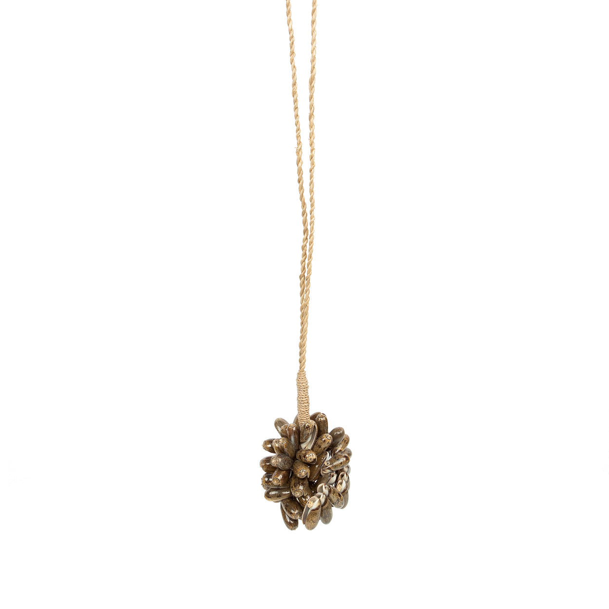 Pompon décoratif Brown Cowrie en cauris bruns 50 cm