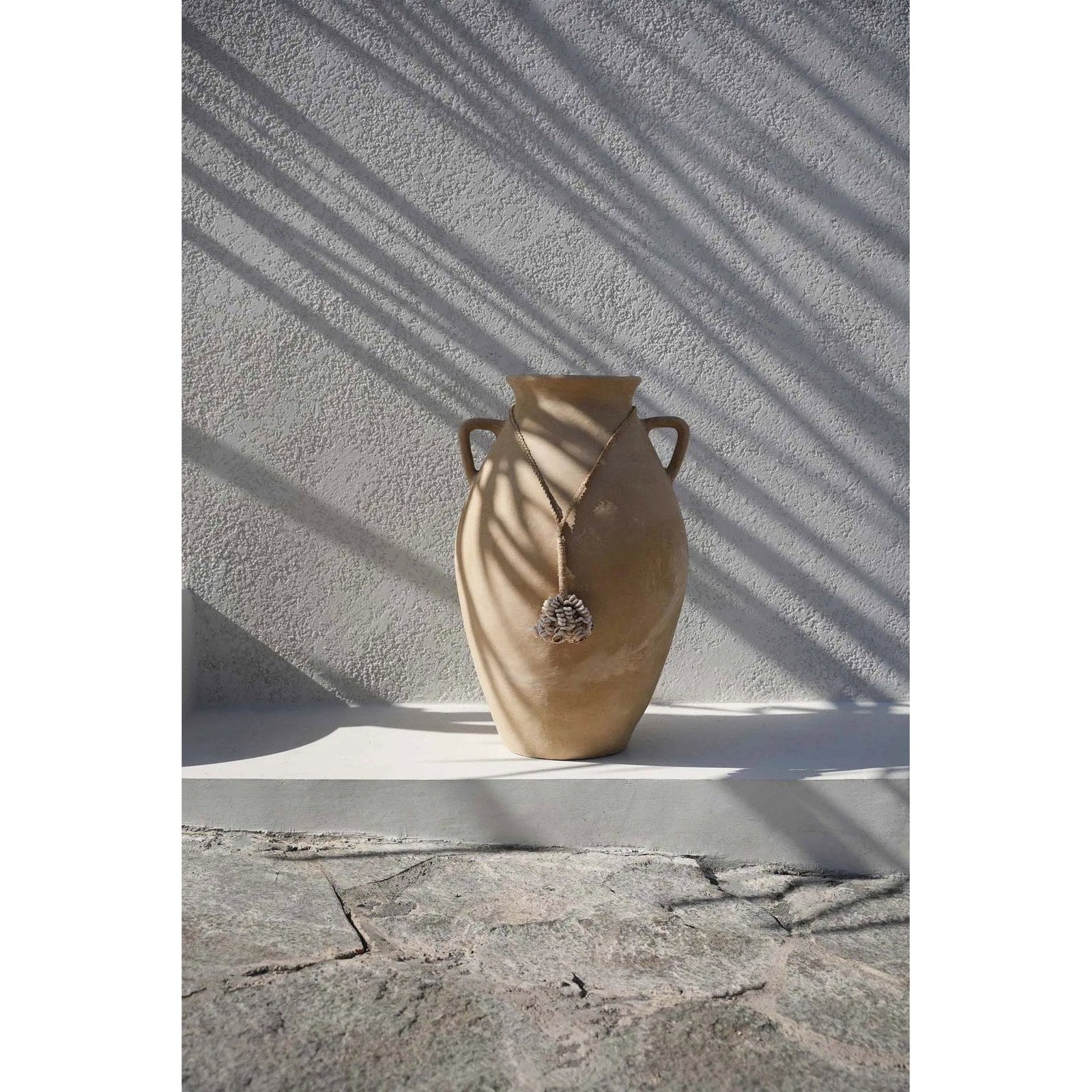 Pompon décoratif Door Shell en cauris naturels 60 cm en situation