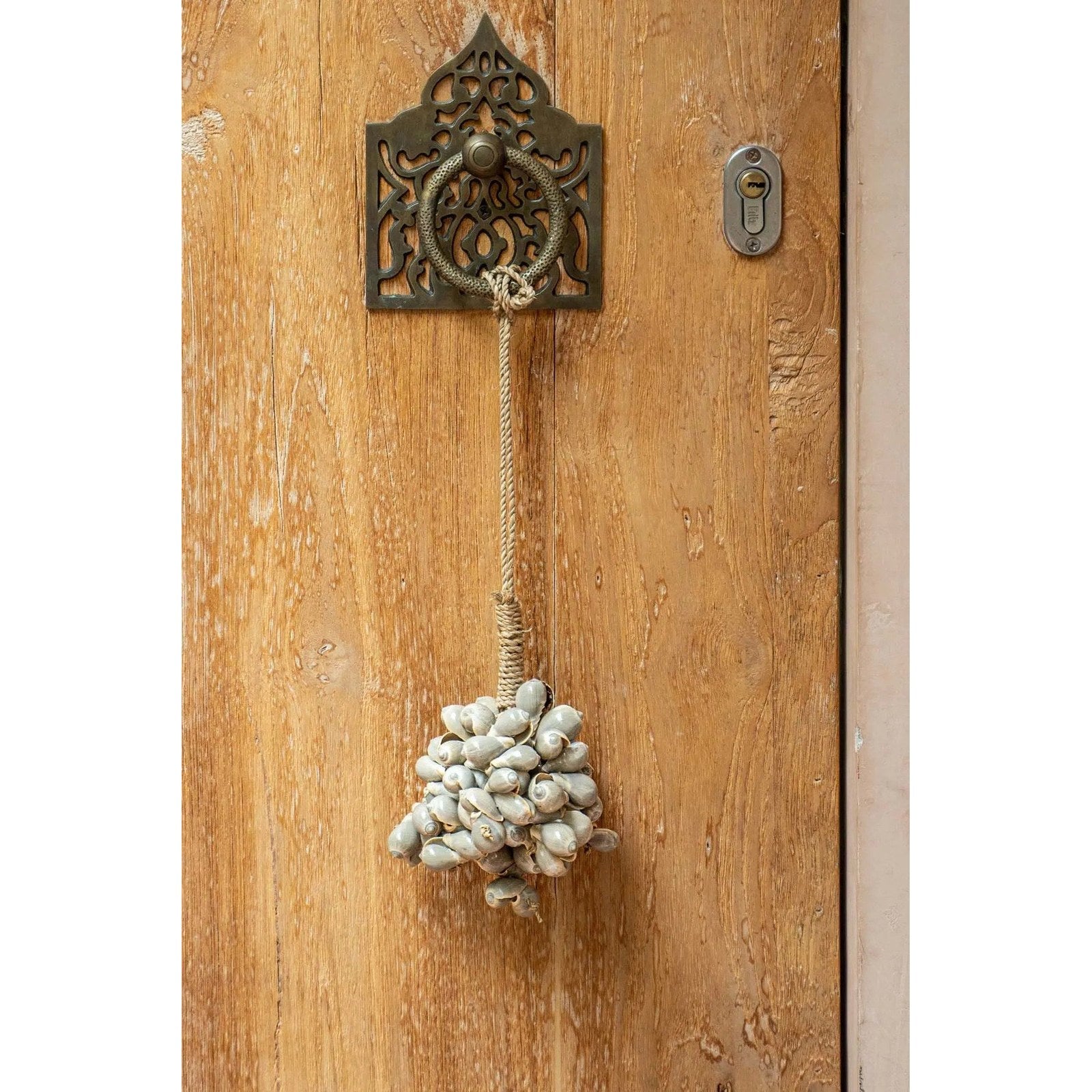 Pompon décoratif Grey Shell en coquillages gris 40 cm en situation