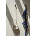 Pompon décoratif Kai en coquillages blancs 40 cm en situation