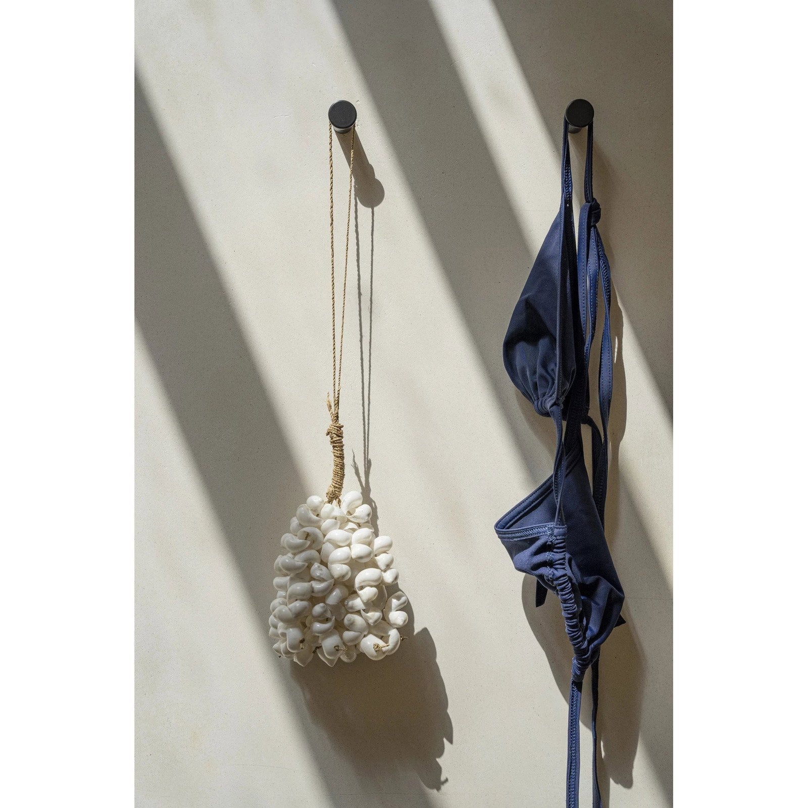 Pompon décoratif Kai en coquillages blancs 40 cm en situation