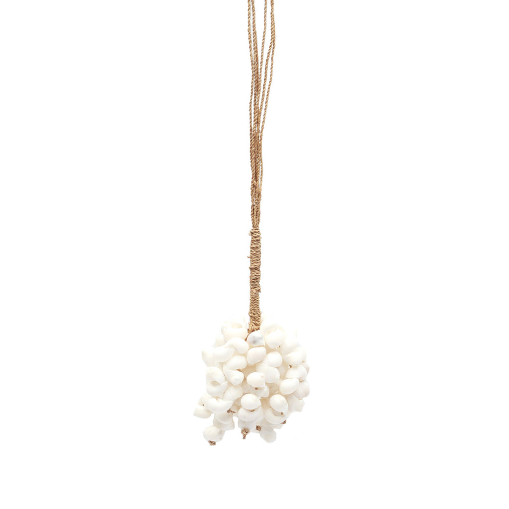 Pompon décoratif Kai en coquillages blancs 40 cm