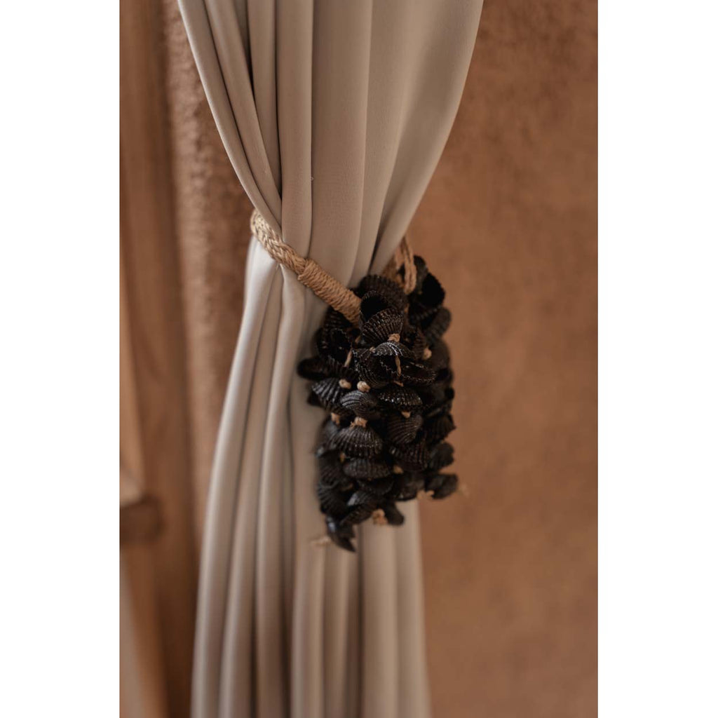 Pompon décoratif Midnight en coquillages noirs 35 cm en situation