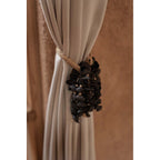 Pompon décoratif Midnight en coquillages noirs 35 cm en situation