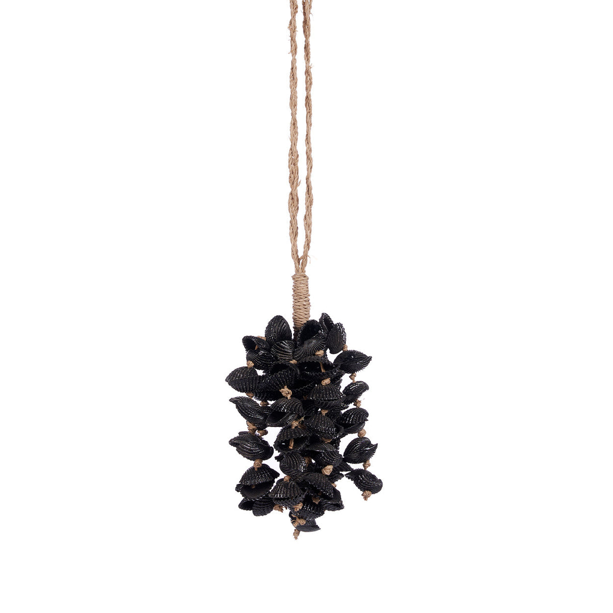 Pompon décoratif Midnight en coquillages noirs suspendu à son cordon doublé en jonc de mer