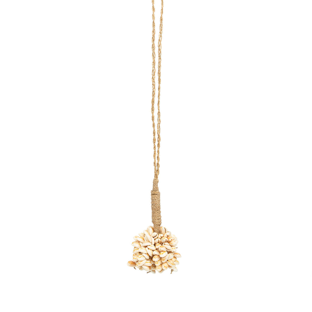 Pompon décoratif Vanilla en petits cauris crème 65 cm