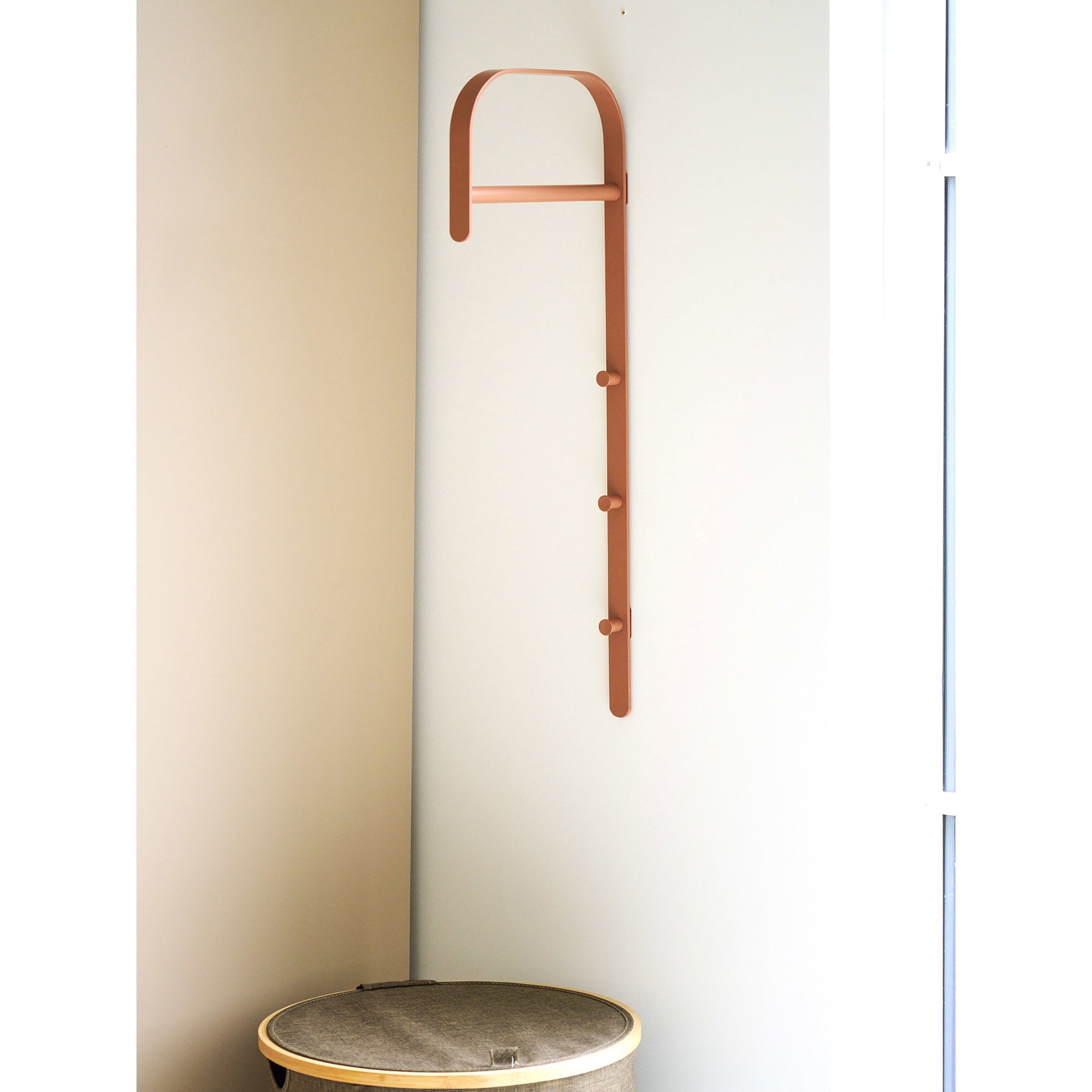 Portant Gresto mural métal terracotta arche 80 cm en situation