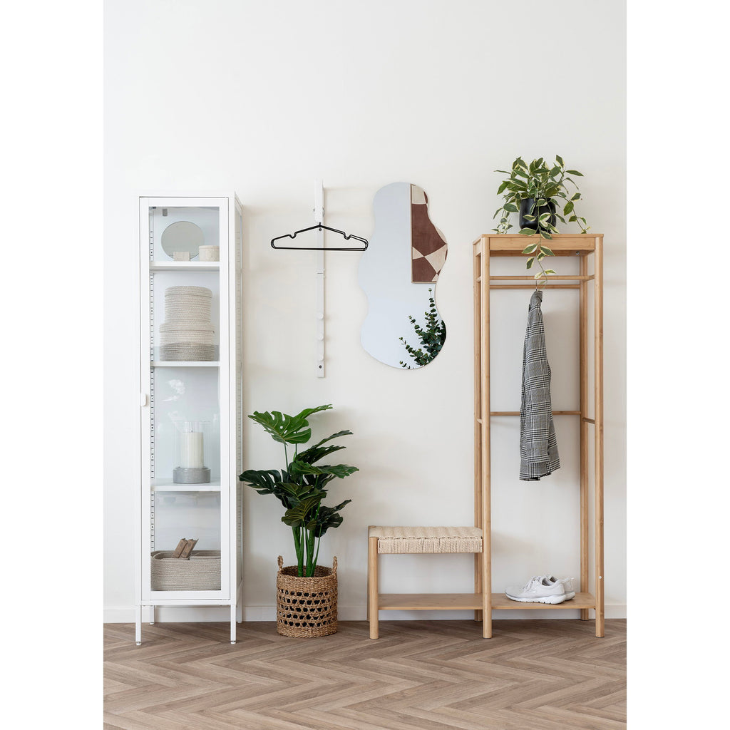 Portant Ember bambou naturel en situation entrée scandinave parquet chevrons veste suspendue