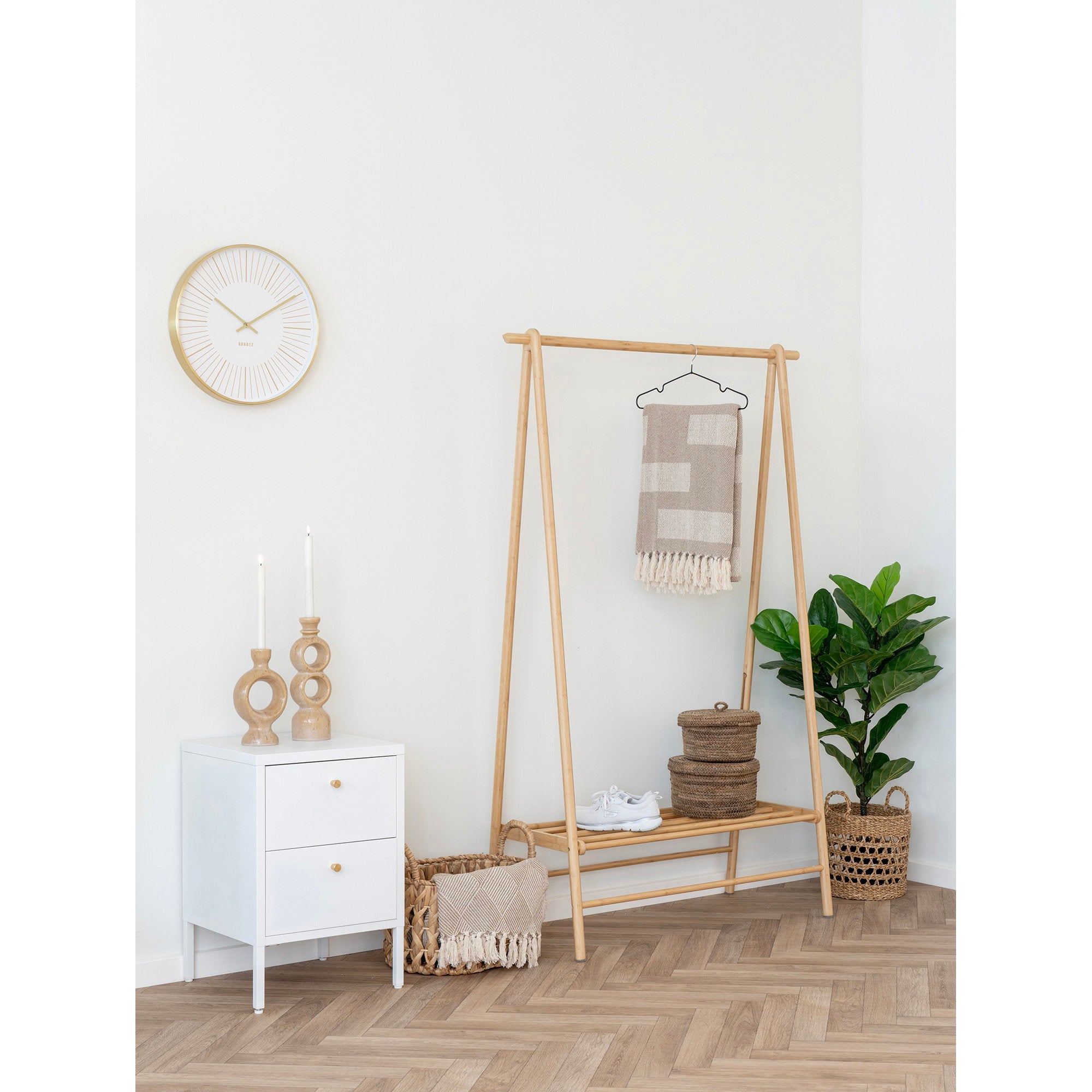 Portant Manaus bambou naturel en situation chambre scandinave parquet chevrons plaid suspendu