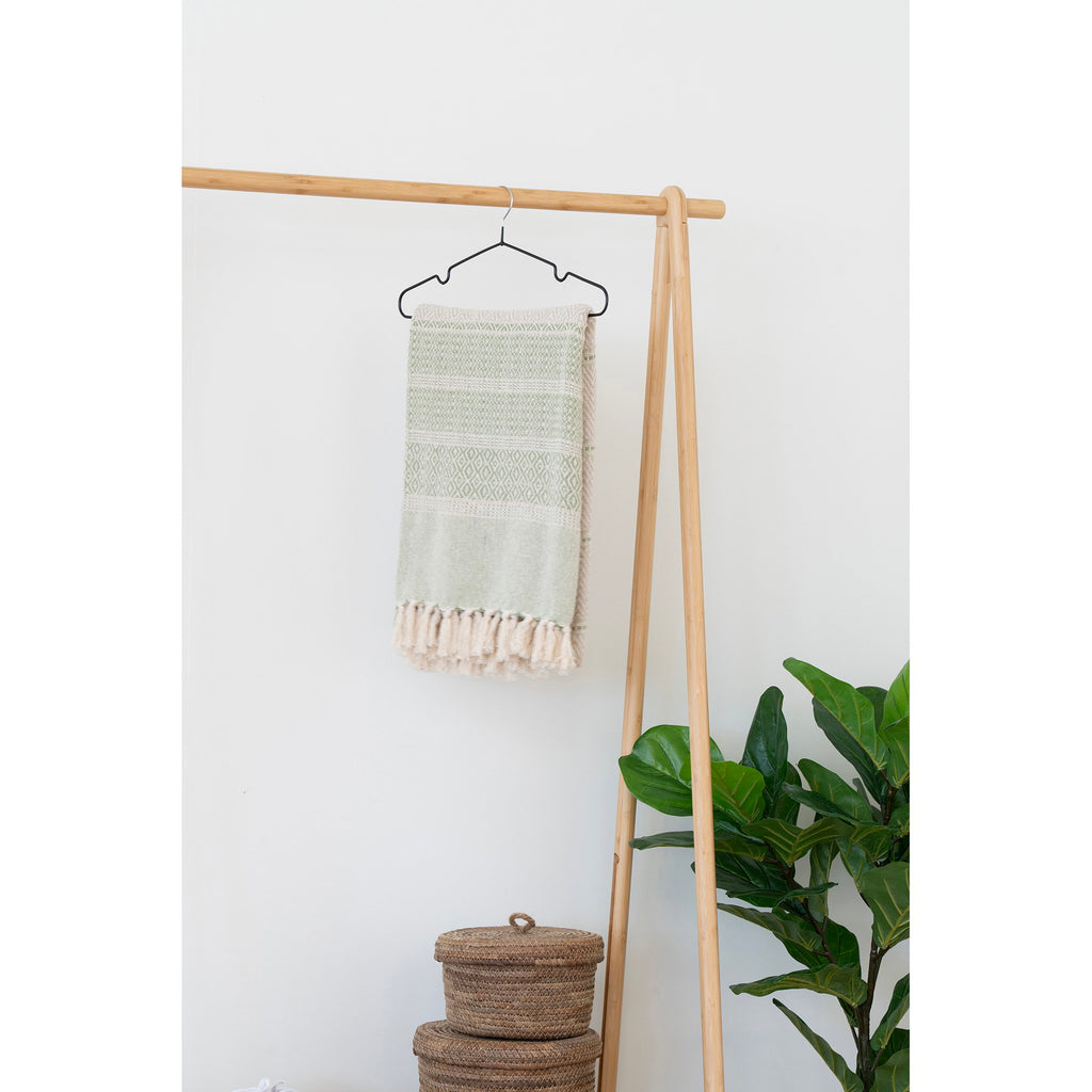 Portant Manaus bambou naturel tringle vue rapprochée plaid suspendu ambiance naturelle