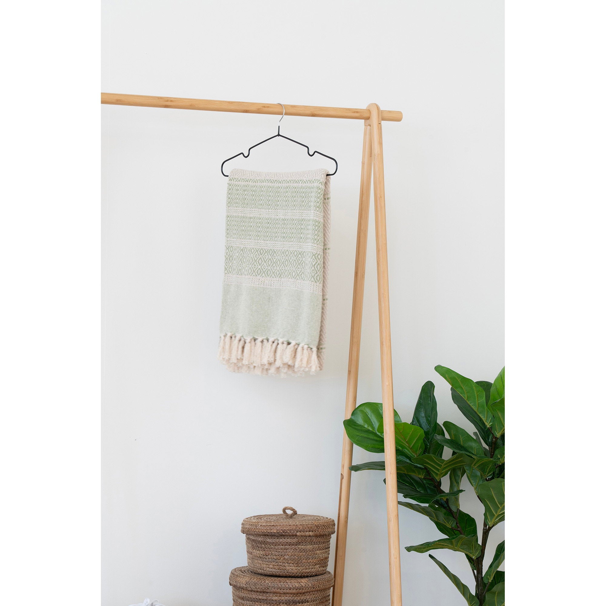 Portant Manaus bambou naturel tringle vue rapprochée plaid suspendu ambiance naturelle