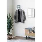 Porte-manteau mural Trento vert sauge en situation entrée veste sur cintre style scandinave