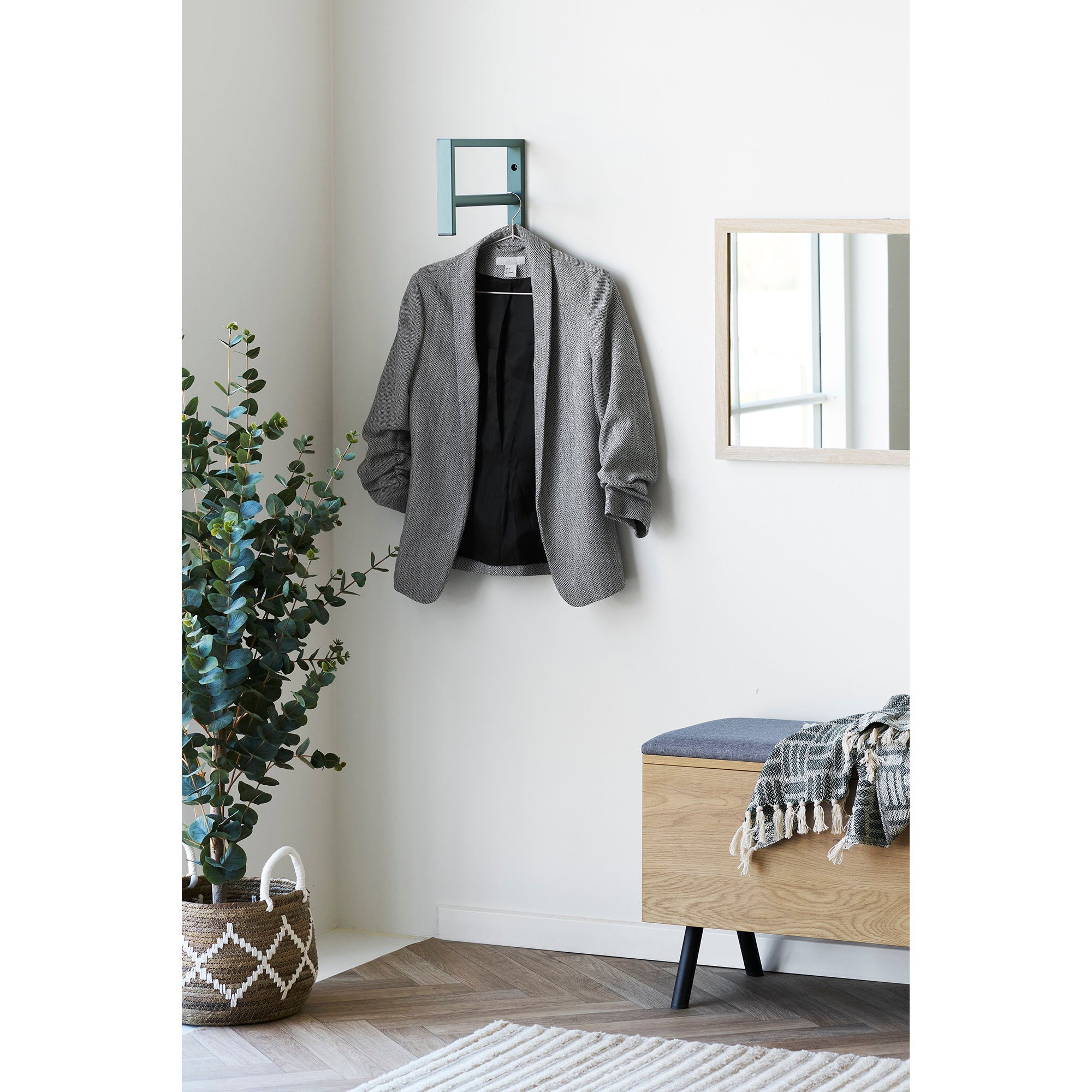 Porte-manteau mural Trento vert sauge en situation entrée veste sur cintre style scandinave