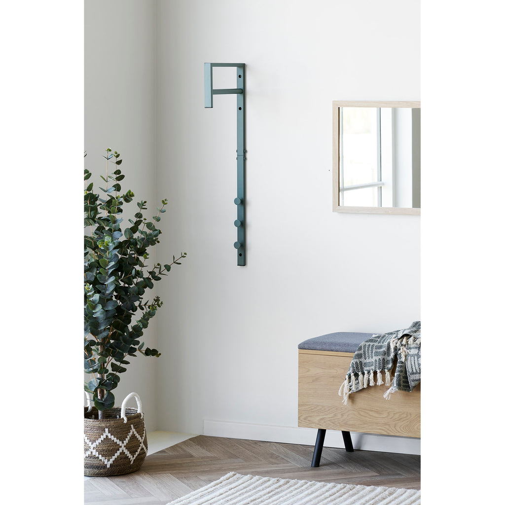 Porte-manteau mural Trento vert sauge posé dans entrée design minimaliste vue ensemble